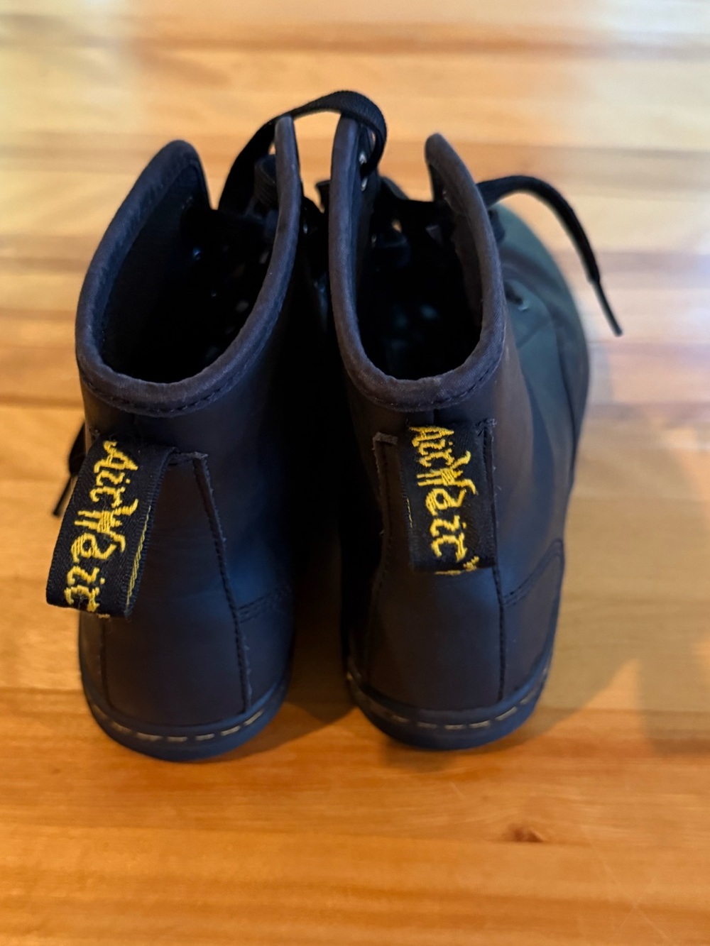 Dr. Martens Shoreditch boots women’s size 7 - Picture 3 of 8